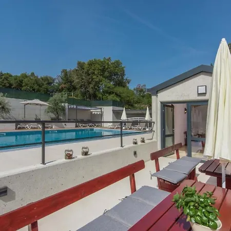 In Pjescana Mit Gemeinschaftlichem Pool By Interhome Apartman